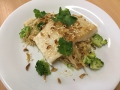 Čínské nudle se zeleninou, teriyaki omáčkou, brokolicí a smaženou cibulkou s okounem nilským